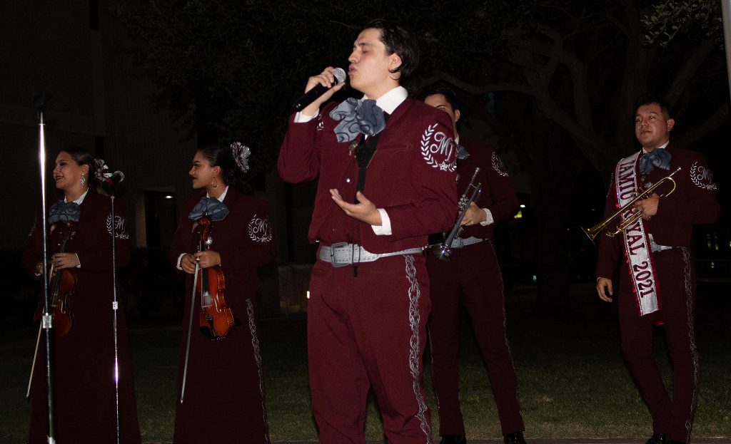 Mariachi Internacional performs for El Grito