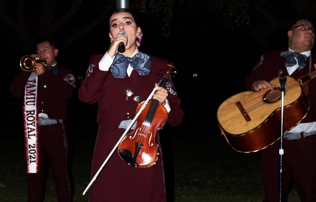 Mariachi Internacional performs for El Grito