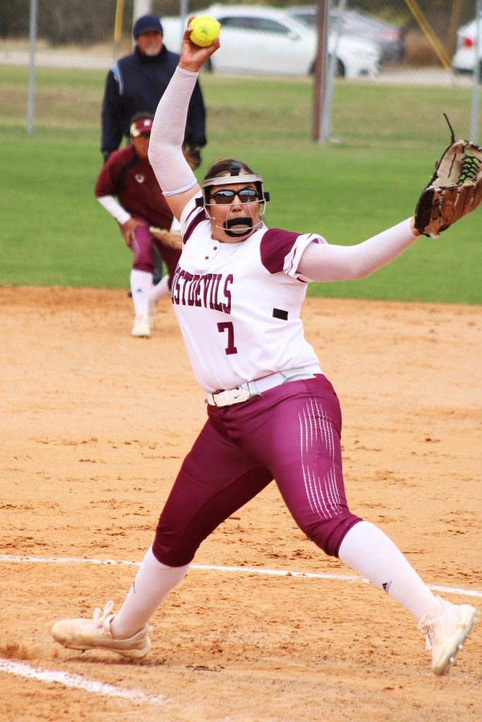 TAMIU softball pitcher winds up.