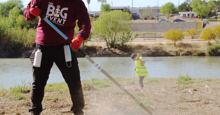 TAMIU students clean Las Palmas Park at the Big Event