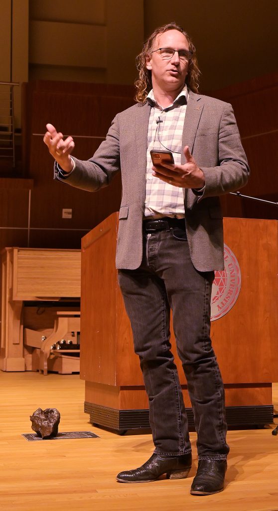 Gulick speaks at TAMIU about the asteroid impact and geologic survey