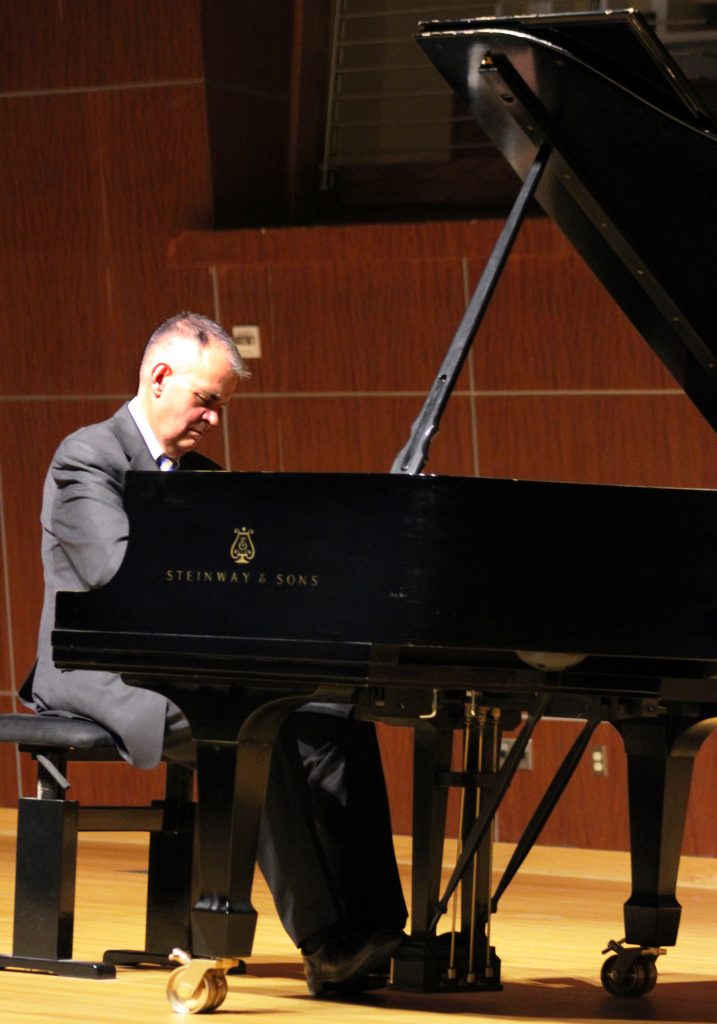 Pianist Robert Satterlee performs at TAMIU