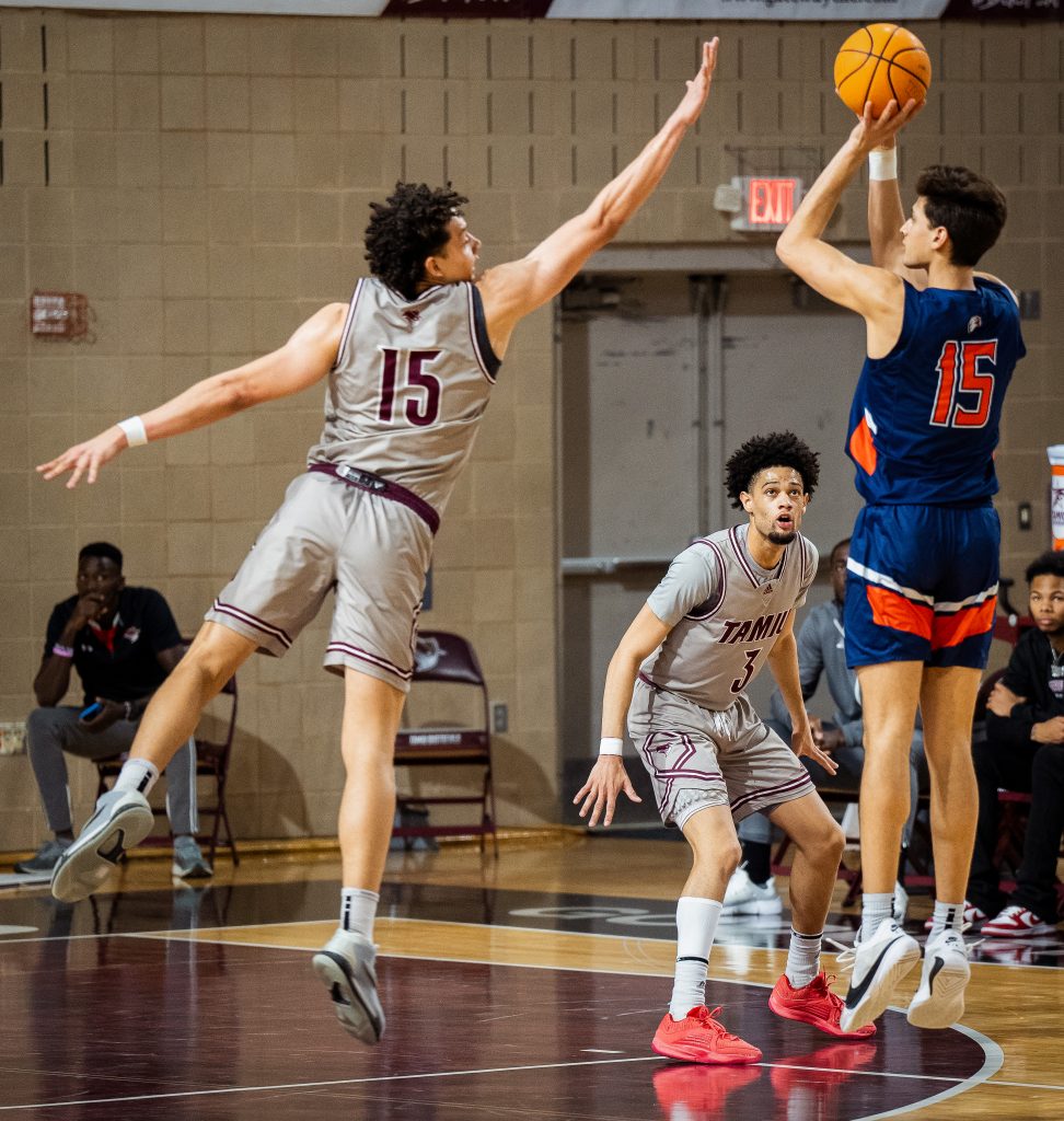 TAMIU men's basketball